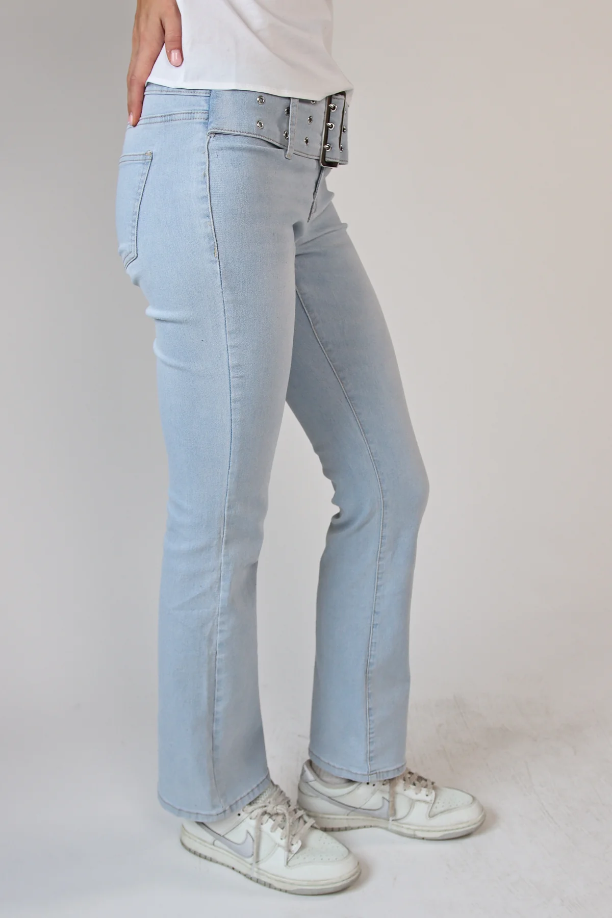 Low Rise Bootcut Belted Jeans - Image 11
